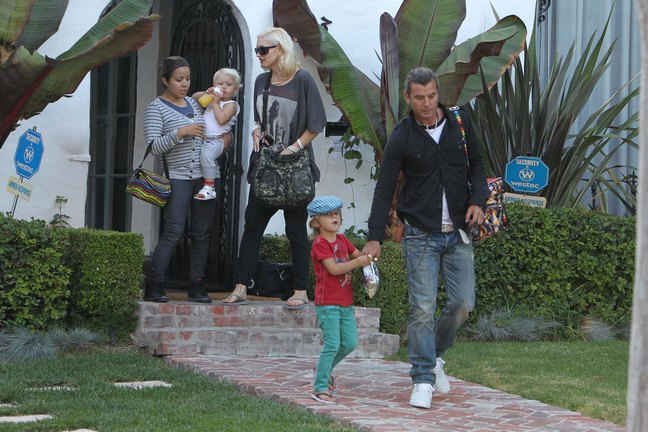 Gwen Stefani, black leggings, black tshirt, flip flops, sunglasses, bracelets, black bag, Gavin Rossdale, jeans, black shirt, white tshirt, sunglasses, necklaces, white tennis shoes